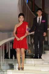 组图：大肚汤盈盈出席颁奖晚会 应届港姐三甲同场