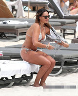 组图：名媛塔玛比基尼秀肉弹 当众更衣惹人遐想