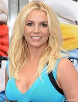 组图：蓝2首映布兰妮秀八字奶 凯蒂苗条赢肥甜