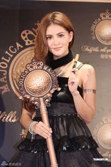 组图：J女郎昆凌抱病出席代言 现场捏鼻否认整形