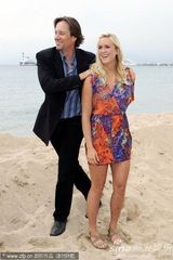 《灵魂冲浪》记者会 安娜索菲亚花短裙秀美腿(图)