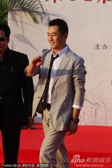 组图：王志飞等《雨中的树》剧组成员亮相百花红毯