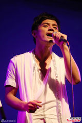 组图：李泰祥骤逝 弟子陈永龙献唱悼念