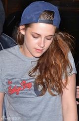 组图：暮光女腿伤获搀扶似醉汉 狼人演员同车