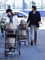 组图：里维斯一脸络腮胡出街 以手遮面不自信