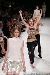 组图：裸女失控大闹巴黎秀场 遭保安袭乳拖走