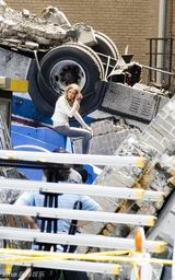 幻灯图集：《变形金刚3》热拍 新女主角废墟摆造型