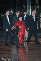 组图：晶刚HK婚礼 霍英东次子霍震寰携霍老太太入场