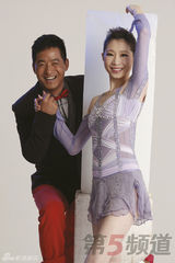 组图：郭晓冬化身运动型男 与张丹演绎冰上情缘