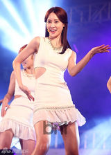 组图：9Muses部队举行新歌发布 成员遭军人强抱