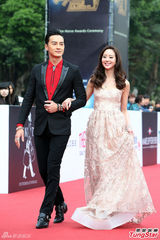 组图：郑元畅张钧甯新剧再现金马奖寒风走红毯