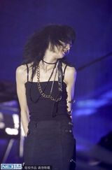 组图：张曼玉首登音乐节献唱 网友：黑金太牛X