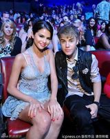 组图：2011青少年选择奖 比伯和女友亲吻晒甜蜜