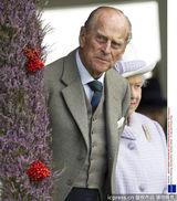 组图：91岁老亲王菲利普“晒鸟”