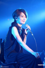 组图：Hebe单飞办音乐会 SHE两姐妹大力捧场