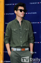 组图：少时SHINee李玹雨等捧场时装上市活动