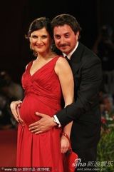 《后事》首映 女星泽格斯挺大肚与导演恩爱现身(图)