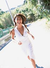 组图：《人间蒸发》曝阿布真理夏日清纯写真