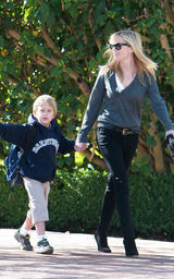 幻灯图集：瑞茜-威瑟斯彭带儿子迪肯外出游玩