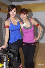 组图：高海宁吕慧仪展美好身材 肌肉教练陪伴健身