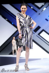 幻灯图：陈慧琳走秀身段窈窕 产后身材恢复令人称羡