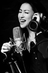 组图：朱珠最新写真化身音乐精灵