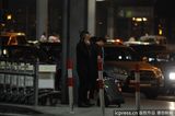 组图：邓超全黑装现身机场 返上海陪待产老婆孙俪
