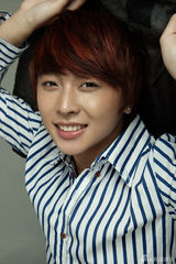 组图：李魏西温暖冬日写真 营造英伦小清新氛围