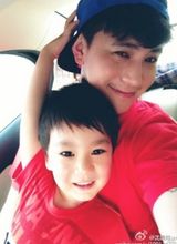 组图：最帅潮爸萌娃走红 潮萌不输林志颖父子