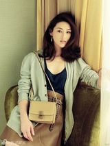 组图：陈燃最新秋日写真 引领OL时尚风潮