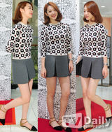 组图：f(x)雪莉为品牌站台短裙俏丽甜美