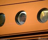 组图：西蒙带儿子坐私人飞机回家 行李堆积如山