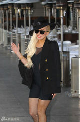 组图：Gaga午后全黑造型悉尼街头漫步