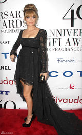 组图：妮可-里奇黑裙亮相复古优雅