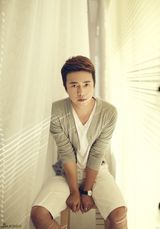 组图：赵正阳时尚写真显成熟男性魅力