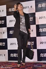 组图：金荷娜车太贤等助阵韩片《委托人》VIP首映式