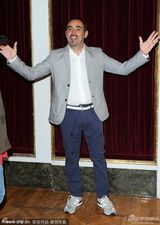 组图：《裁判》威尼斯首映 男星阿科斯帅气亮相