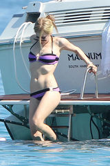 组图：艾薇儿身穿比基尼游玩 和前夫亲密似复合