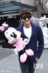 组图：韩星朴施厚抱玩偶街头卖萌开心似孩童