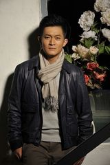 组图：杨志刚温情写真曝光 淡然随意显秋日温暖