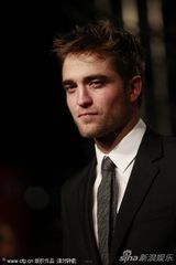 组图：帕汀森与泰勒宣传《暮光》举心形牌谢粉丝