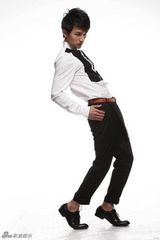 组图：许诺最新造型照曝光 休闲装展型男魅力