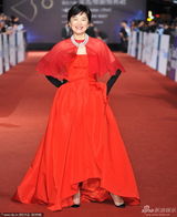 组图：林青霞牵手李安亮相 珍珠耀眼红裙霸气