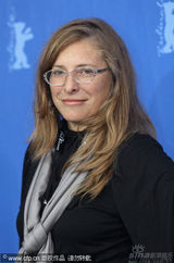 幻灯图集：《谜团》发布会 主创红围巾抢镜