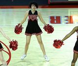 组图：杰克逊女儿变啦啦队员 舞花球高抬腿抢镜