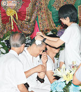 组图：梁朝伟泰国叩别白龙王眼眶泛红显哀伤