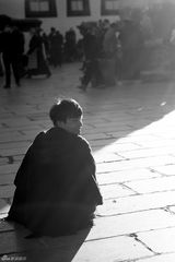 组图：陈坤启动拉萨城市行走 拍摄宣传片