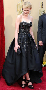 高清组图：凯芮-穆里根亮相黑裙优雅俏皮可人