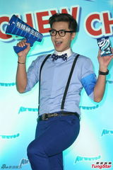 组图：罗志祥扮“罗主任” 搞笑大跳啾啾舞