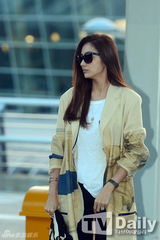 组图：李宝英李升基等赴港 韩彩英御姐范儿